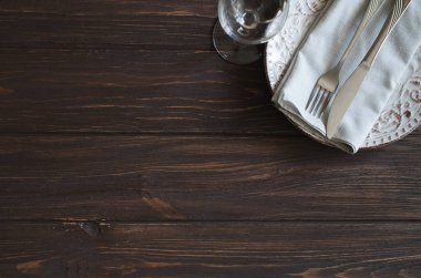 Zarif bir tatil yemeği masası. Klasik tarzda bir şenlik masası. Konsept Düğün, Doğum Günü ya da Anneler Günü.