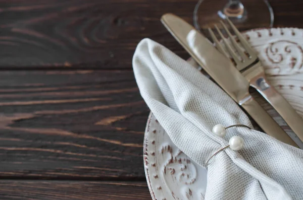 Zarif bir tatil yemeği masası. Klasik tarzda bir şenlik masası. Konsept Düğün, Doğum Günü ya da Anneler Günü.