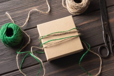 Hediye paketleme fikirleri. Doğal tasarım. Tatil hediyelerini paketliyorum. Noel süslemeleri.