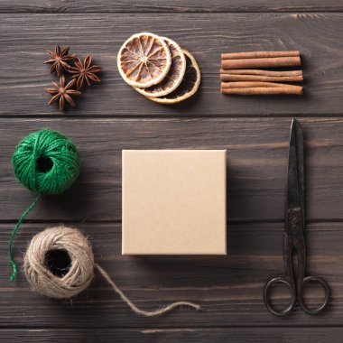 Hediye paketleme fikirleri. Doğal tasarım. Tatil hediyelerini paketliyorum. Noel süslemeleri.