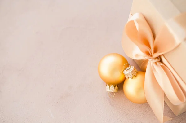 Boże Narodzenie Luksusowe Pudełko Kulkami Świątecznymi Eleganckie Tło Świąteczne Nowoczesnymi — Zdjęcie stockowe