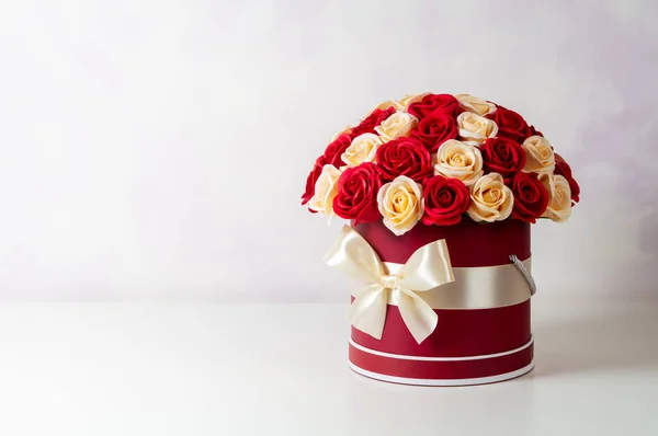 Bukiet róż różowy i biały, urządzone w polu kapelusz na jasnym tle. — Zdjęcie stockowe
