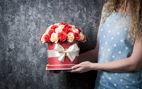 Una Niña Con Vestido Azul Sostiene Ramo Rosas Rojas Blancas — Foto de Stock