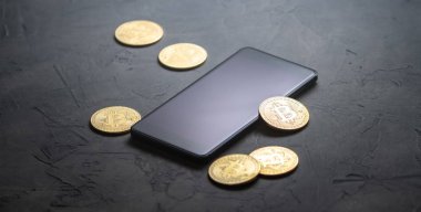 Kripto-para kazanç: altın paralar bitcoin ve gri arka plan üzerinde smartphone. Yatay çerçeve. Yakın çekim.