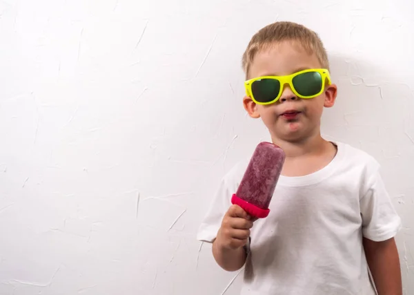 Crianças Doces Verão Menino Óculos Sol Amarelos Comendo Sorvete Rosa — Fotografia de Stock