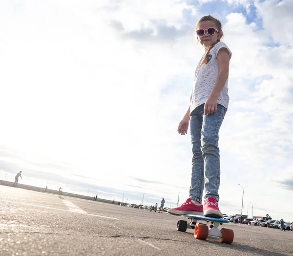 Streetstyle Leven Een Meisje Roze Zonnebril Roze Sneakers Staat Een — Stockfoto