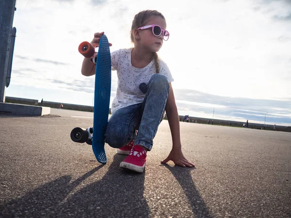 Lebensstil Auf Der Straße Ein Junges Mädchen Mit Pinkfarbener Sonnenbrille — Stockfoto