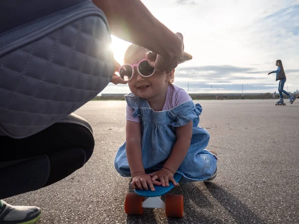Familie Authentiek Schieten Moeder Jurken Een Meisje Roze Zonnebril Gebruiker — Stockfoto