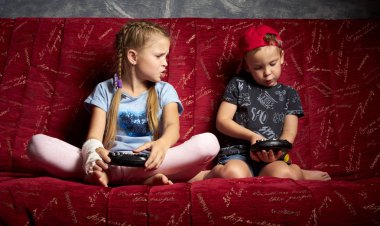 Bilgisayar oyunları: bir erkek ve bir kız bir oyun konsolu karanlıkta oynamak ve gamepads ellerinde tutmak.