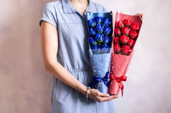 Ramo de regalo: Florista chica demuestra ramo de rosas azul y rojo . — Foto de Stock