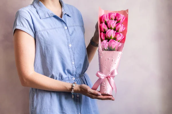 Ramo de regalo: Florista chica demuestra ramo de rosas . — Foto de Stock