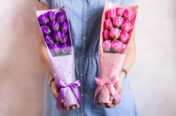 Ramo de regalo: Florista chica demuestra púrpura y rosa ramo de rosas . — Foto de Stock