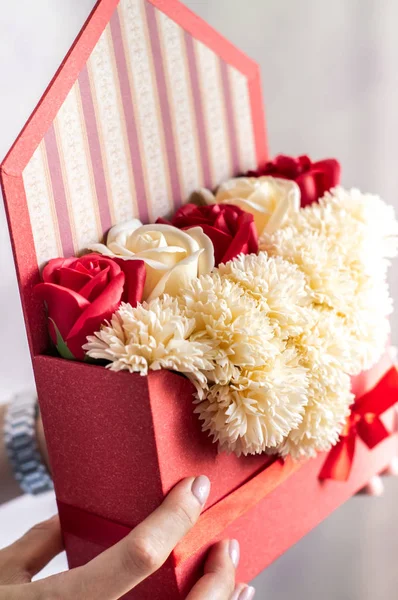 Flores como regalo: sobre vintage rayado rojo con capullos de flores . — Foto de Stock