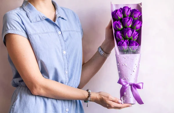 Ramo de regalo: Florista chica demuestra ramo de rosa púrpura . — Foto de Stock