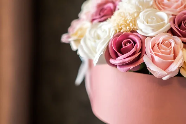 Felicitaciones por el nacimiento del bebé: Caja rosa con capullos de flores multicolores . — Foto de Stock