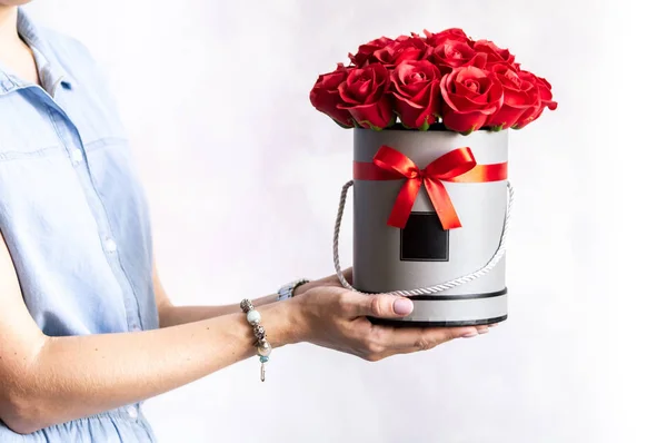 านดอกไม สาวขายดอกไม โชว ดอกก หลาบแดงในกล องส เทากลมบนพ นหล ขาว ใกล — ภาพถ่ายสต็อก