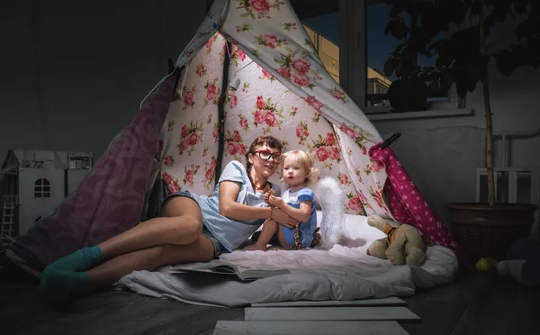 家族の時間: 母と子供自家製テントの中で、濃いプレイがご自宅の姉妹の子供. — ストック写真