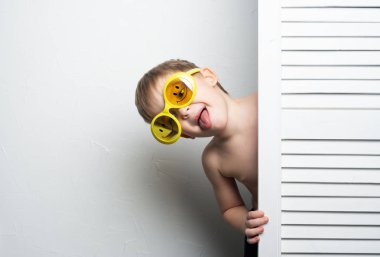 Beklenmedik bir sürpriz: biraz çocuk, bir çocuk sarı güneş gözlüğü, aniden dışarı atlar beyaz bir ekran ve çığlıklar arkasından.