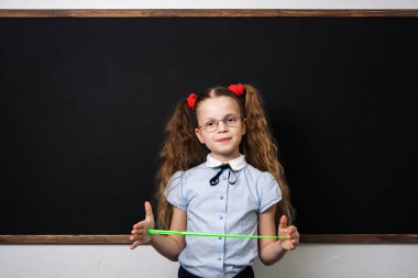 Bir kız kız öğrenci okul yönetimi duran ve bir işaretçi holding.