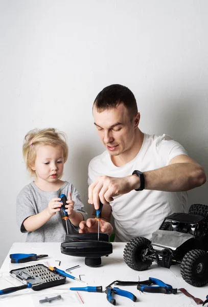 Tempo de família: Pai e filha reparar o rádio rc controlado buggy modelo de carro e levar um blog de vídeo . — Fotografia de Stock