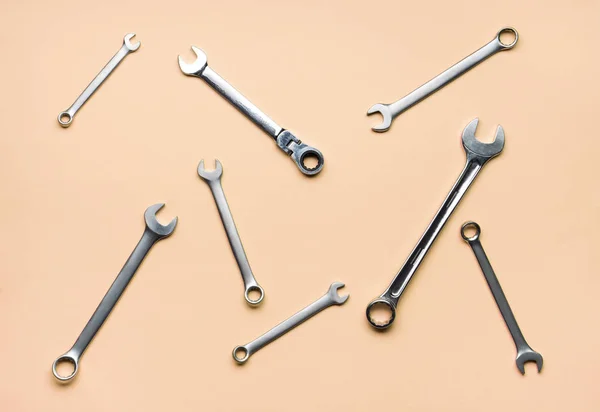 A few wrenches on a yellow background. — Stock Photo, Image