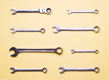 Sarı bir arka plan üzerinde birkaç somun anahtarları.