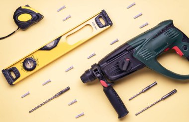 Düz Düzen: perforator ve diğer el aletleri için inşaat ve onarım sarı bir arka plan üzerinde.