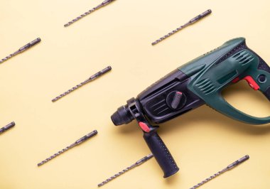 Düz Düzen: perforator ve diğer el aletleri için inşaat ve onarım sarı bir arka plan üzerinde.