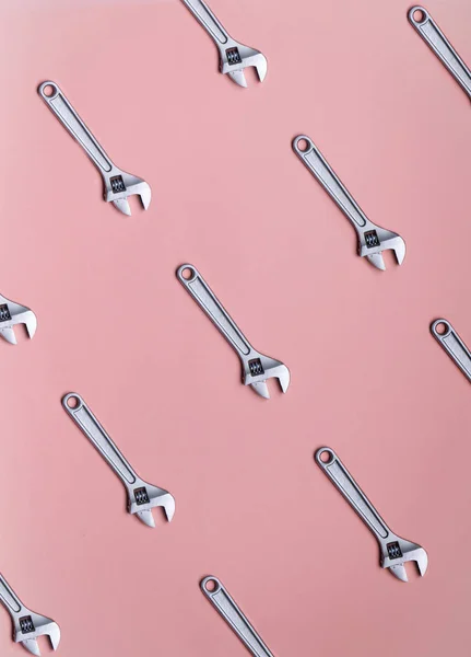 Візерунок регульованих ключів на рожевому фоні . — стокове фото