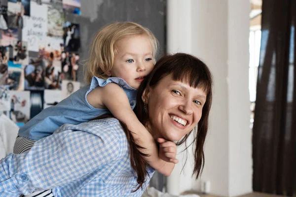 Aile zamanı: anne ve kızı yatak odasında yatağa sarılmak.
