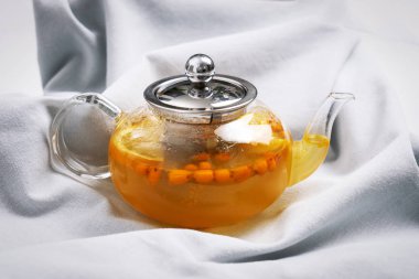 Sadece gri bir bez karşı Deniz topalak kaynatma ile bir cam çaydanlık.