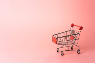 Pembe arka plandaki süpermarketten kırmızı minyatür tramvay. Close.