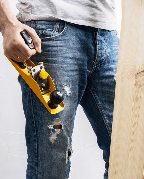 Joinery: Big yellow jointer and light boards in mens strong hands. — Stock Photo, Image