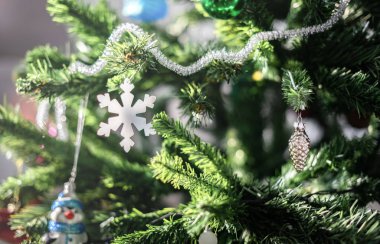 Topları, kar taneleri ve konileri ile Süslenmiş Noel ağacı.