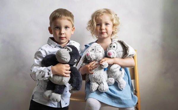 Hermoso niño y niña sosteniendo peras suaves en sus manos . —  Fotos de Stock