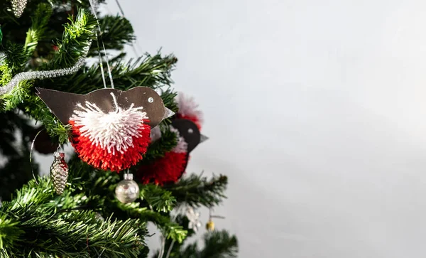 Διακοσμημένο χριστουγεννιάτικο δέντρο σε λευκό φόντο. Αντιγραφή χώρου. — Φωτογραφία Αρχείου