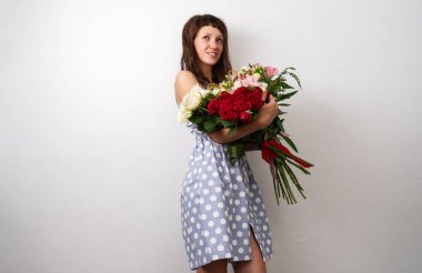 Çiçek büyük bir buket ile genç kadın.