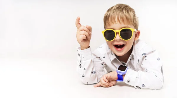 Sarı güneş gözlüğü ve mavi çocuk akıllı saatler küçük bir çocuk.
