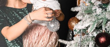 Noel dekoru ve eller yakın çekim. Ellerin yakın çekim.