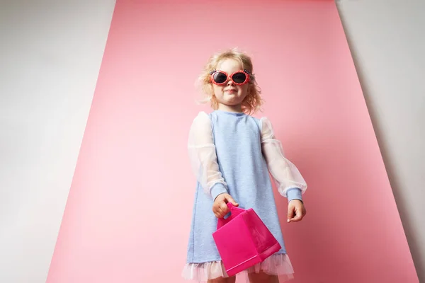 Κοριτσάκι με γυαλιά ηλίου και ροζ redicle. — Φωτογραφία Αρχείου