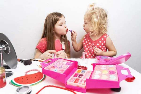 Παιδικά Καλλυντικά Δύο Μικρά Κορίτσια Επιδεικνύονται Στον Καθρέφτη Και Βάφουν — Φωτογραφία Αρχείου