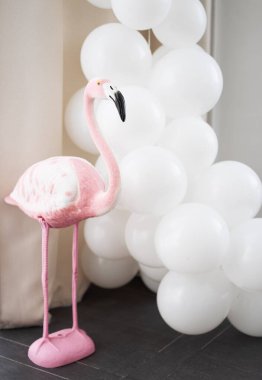 İç kısımda flamingoların ve balonların dekoratif figürleri.