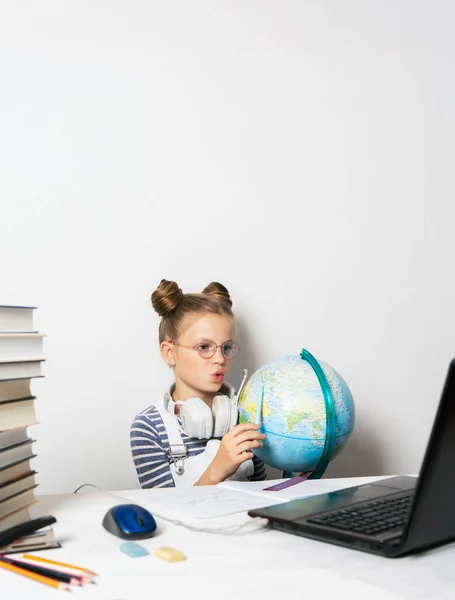 A girl in quarantine wearing a mask with a laptop is undergoing school training remotely. — Stock Photo, Image