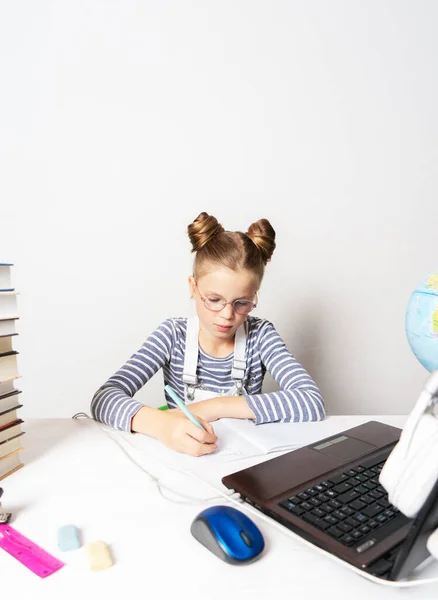 Дівчина на карантині з ноутбуком віддалено навчається у школі . — стокове фото