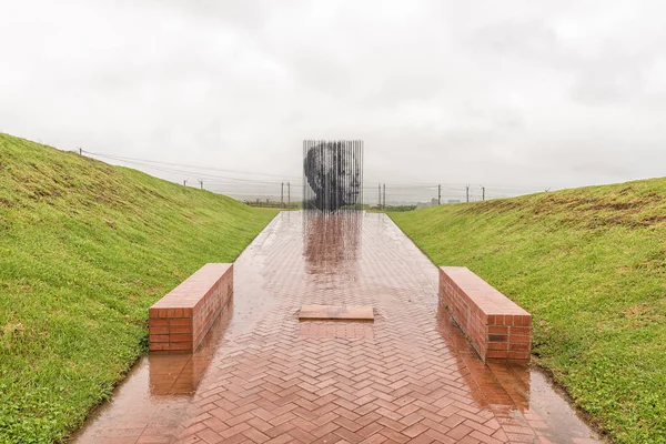 ハウィック 南アフリカ 2018 ハウィック近く彼の攻略サイトでネルソン マンデラの像 特定の視点から見た鋼を柱を彼の顔を形成する組み合わせ — ストック写真
