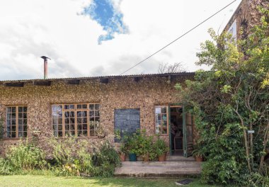 Himeville, Güney Afrika - 23 Mart 2018: Giants fincan çay bahçesi ve zanaat dükkanı Sani Backpackers Lodge Himeville, Kwazulu-Natal eyaletinde yakınındaki