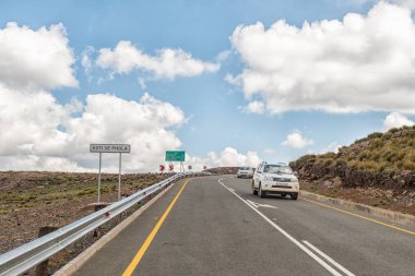 Kara dağ geçidi, Lesoto - 24 Mart 2018: Black Mountain Pass Lesoto ülkesindeki en iyi. Sürücü araç dört tekerlek, bir nameboard ve mesafe yol işaret görülebilir