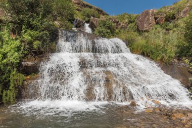 Sani Pass sınır sonrası Himeville, içinde Kwazulu-Natal eyaletinde Güney Afrika'nın yakınındaki giden yolda bir şelale