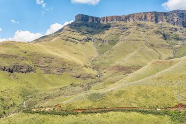 Sani Pass yakınındaki Himeville, içinde Kwazulu-Natal eyaletinde Güney Afrika'nın yanındaki bir şelale. Bir minibüs geçişte görünür