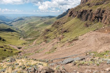Saç tokası Sani geçişte görevini yerine getirmektedir. Dört tekerli araçların geçişte görünür
